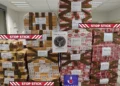 Tabac confiscat al costat dels 'Stopsticks'. Foto: Duaners de la Cerdanya.