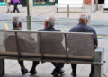 Tres jubilats en un banc. Foto: ANA