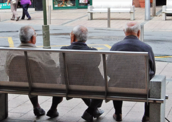 Tres jubilats en un banc. Foto: ANA