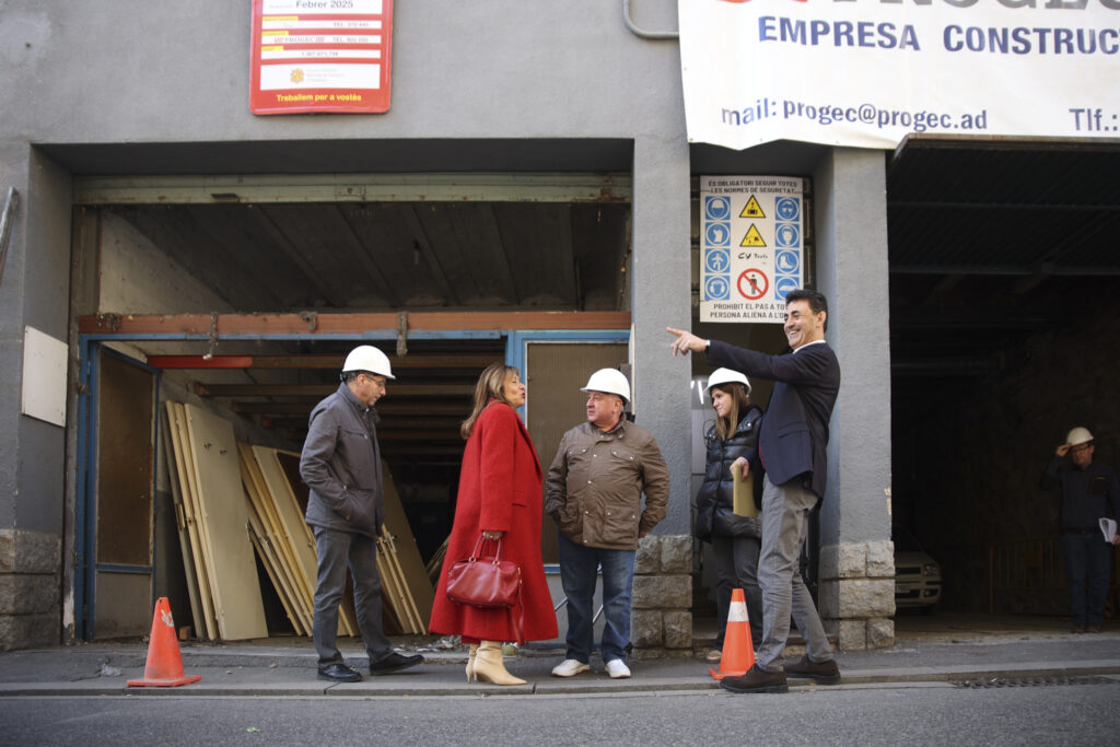 La visita de les autoritats el moment en què es va iniciar la remodelació de l'edifici de Roureda de Sansa. Foto: SFG