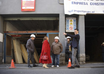 La visita de les autoritats el moment en què es va iniciar la remodelació de l'edifici de Roureda de Sansa. Foto: SFG