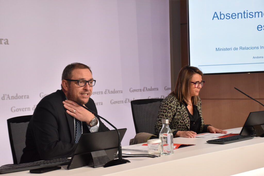 El secretari d'Estat d'Educació, Josep Anton Bardina, i la directora del departament d'Inspecció, Qualitat Educativa i Recursos Humans del ministeri d'Educació, Eugènia Duró. Foto: M. F. (ANA)