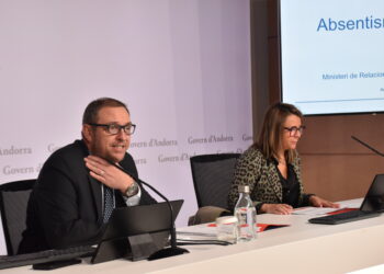 El secretari d'Estat d'Educació, Josep Anton Bardina, i la directora del departament d'Inspecció, Qualitat Educativa i Recursos Humans del ministeri d'Educació, Eugènia Duró. Foto: M. F. (ANA)