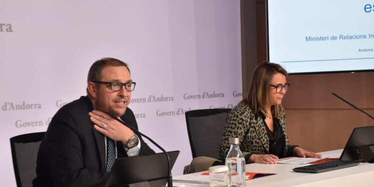El secretari d'Estat d'Educació, Josep Anton Bardina, i la directora del departament d'Inspecció, Qualitat Educativa i Recursos Humans del ministeri d'Educació, Eugènia Duró. Foto: M. F. (ANA)
