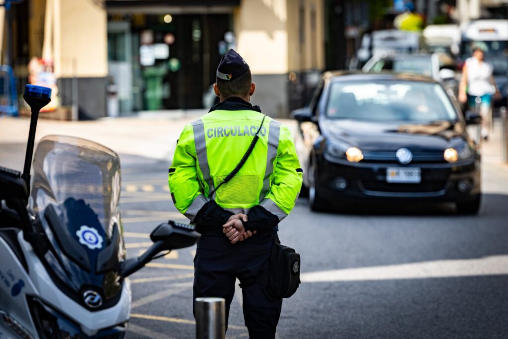 Un agent de circulació d'Andorra la Vella en un control. Foto: Comú d'Andorra la Vella / Tony Lara