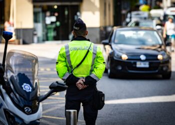 Un agent de circulació d'Andorra la Vella en un control. Foto: Comú d'Andorra la Vella / Tony Lara