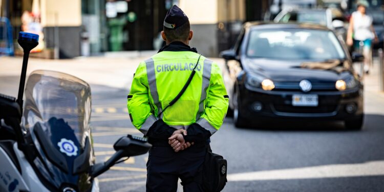 Un agent de circulació d'Andorra la Vella en un control. Foto: Comú d'Andorra la Vella / Tony Lara