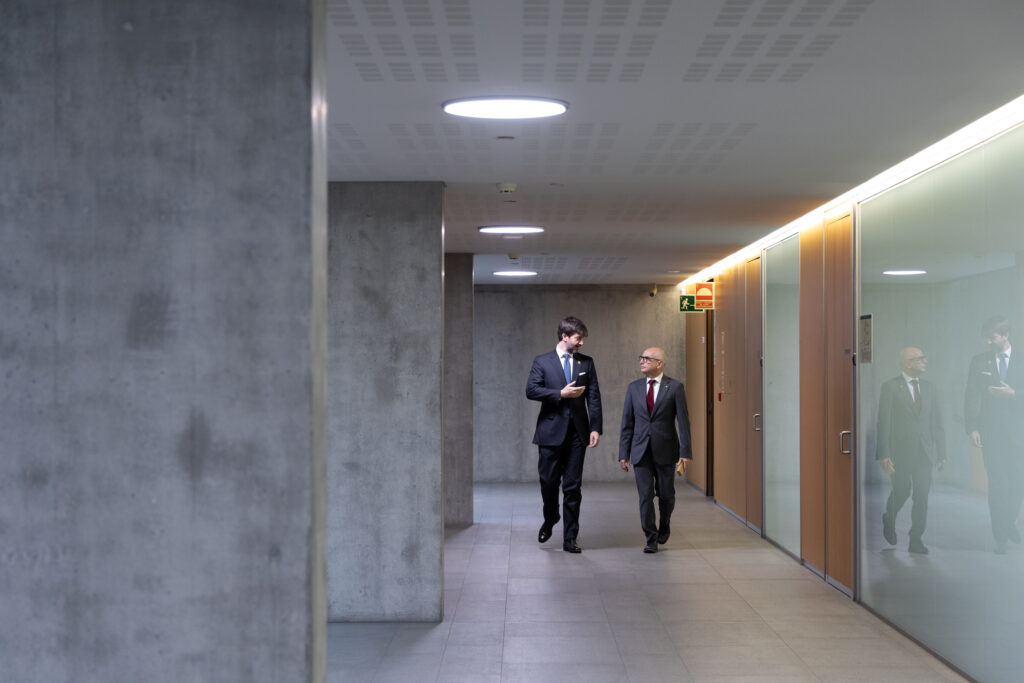 El ministre de Finances i el síndic general en el moment d'entrar a tràmit el pressupost. Foto: Consell General
