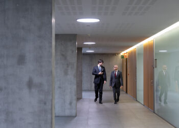 El ministre de Finances i el síndic general en el moment d'entrar a tràmit el pressupost. Foto: Consell General