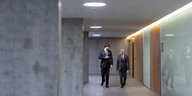 El ministre de Finances i el síndic general en el moment d'entrar a tràmit el pressupost. Foto: Consell General