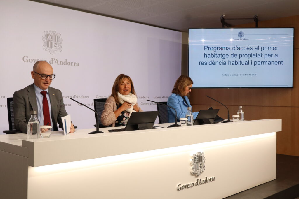 Els ministres de Finances i Presidència, Economia, Treball i Habitatge, Ramon Lladós i Conxita Marsol; i la directora general d'Andorra Banking, Esther Puigcercós. Foto: M. F. (ANA)