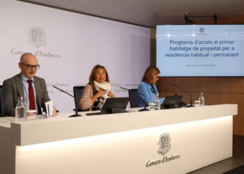 Els ministres de Finances i Presidència, Economia, Treball i Habitatge, Ramon Lladós i Conxita Marsol; i la directora general d'Andorra Banking, Esther Puigcercós. Foto: M. F. (ANA)