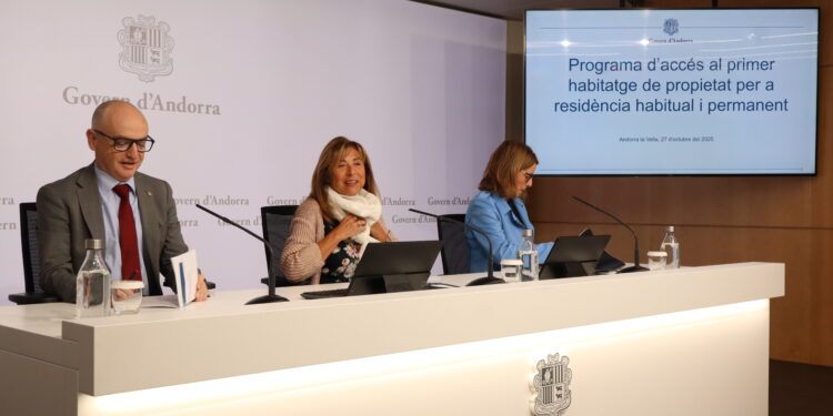 Els ministres de Finances i Presidència, Economia, Treball i Habitatge, Ramon Lladós i Conxita Marsol; i la directora general d'Andorra Banking, Esther Puigcercós. Foto: M. F. (ANA)