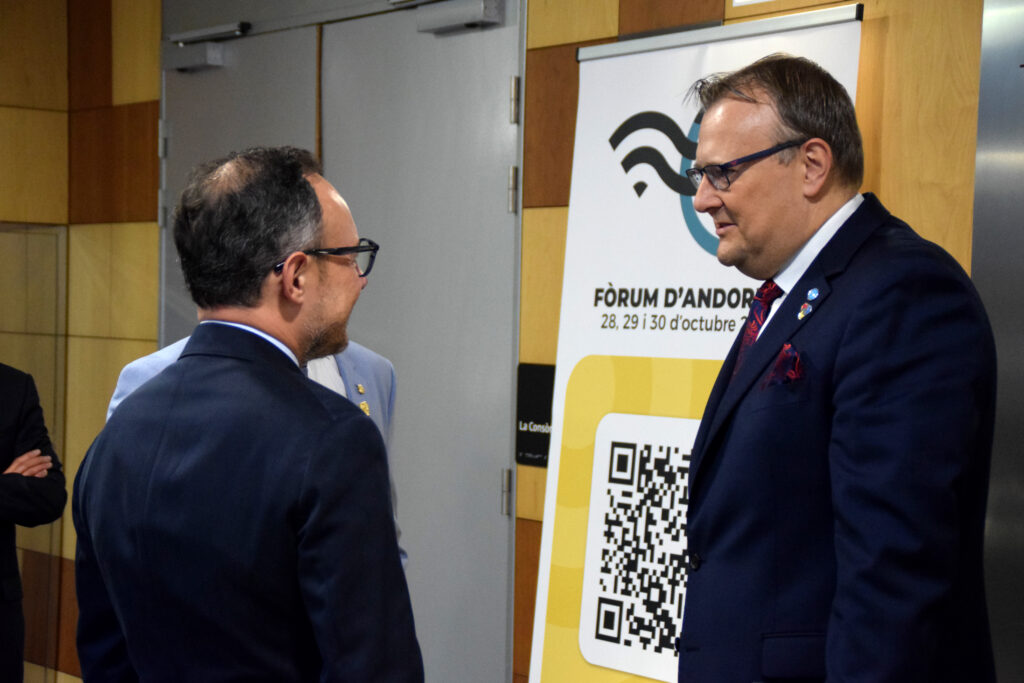El cap de Govern, Xavier Espot, i el cap de l’Oficina Europea de la Unió Internacional de Telecomunicacions (UIT), Jaroslaw Ponder. Foto: R. S. (ANA)
