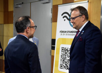 El cap de Govern, Xavier Espot, i el cap de l’Oficina Europea de la Unió Internacional de Telecomunicacions (UIT), Jaroslaw Ponder. Foto: R. S. (ANA)