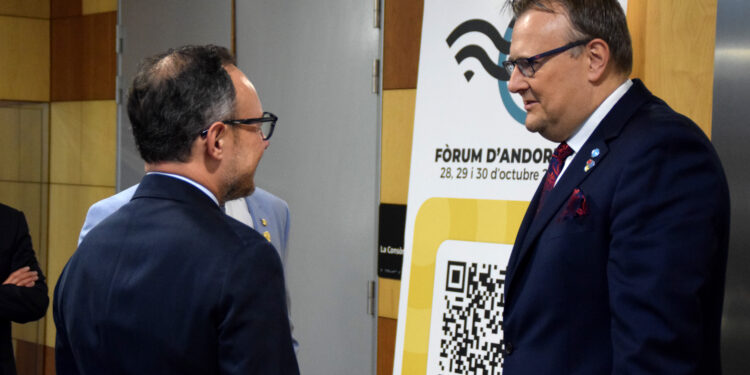El cap de Govern, Xavier Espot, i el cap de l’Oficina Europea de la Unió Internacional de Telecomunicacions (UIT), Jaroslaw Ponder. Foto: R. S. (ANA)