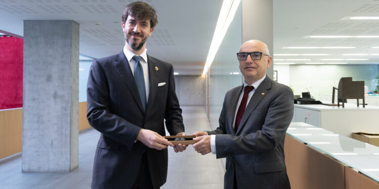 Lladós lliura el llapis de memòria amb el pressupost al síndic general. Foto: Consell General
