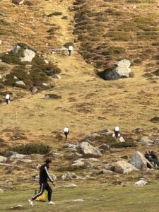 Contrabandista al Pas i de fons es veuen els que ja creuen amb els fardos a l'esquena. Foto: D.R.
