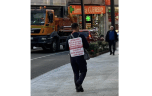Imatge de l'home passejant per Andorra. Foto: Xarxes,