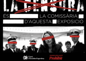Cartell contra Rosa Gili per haver censurat la portada de Charlie Hebdo després dels assassinats islamistes a París. Foto: Arxiu.