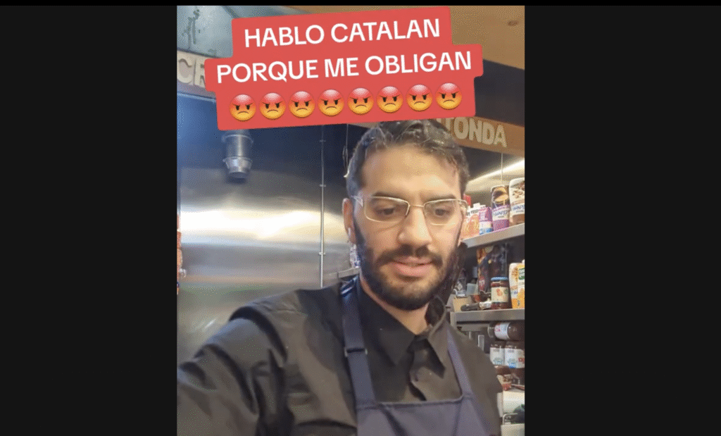 Imatge del vídeo on insulta els clients per parlar en català a Andorra. Foto: TikTok.