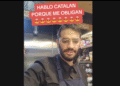 Imatge del vídeo on insulta els clients per parlar en català a Andorra. Foto: TikTok.