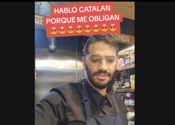 Imatge del vídeo on insulta els clients per parlar en català a Andorra. Foto: TikTok.