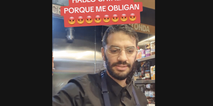 Imatge del vídeo on insulta els clients per parlar en català a Andorra. Foto: TikTok.