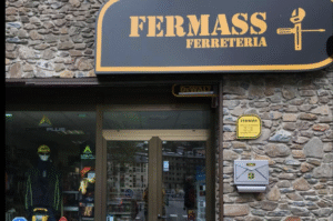 Els fets van tenir lloc davant la ferreteria Fermass de la Massana. Foto: Xarxes.