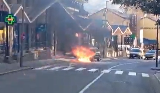 Cotxe en flames a Soldeu. RTVA