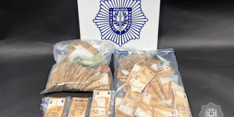 Diners en efectiu comissats per la policia.