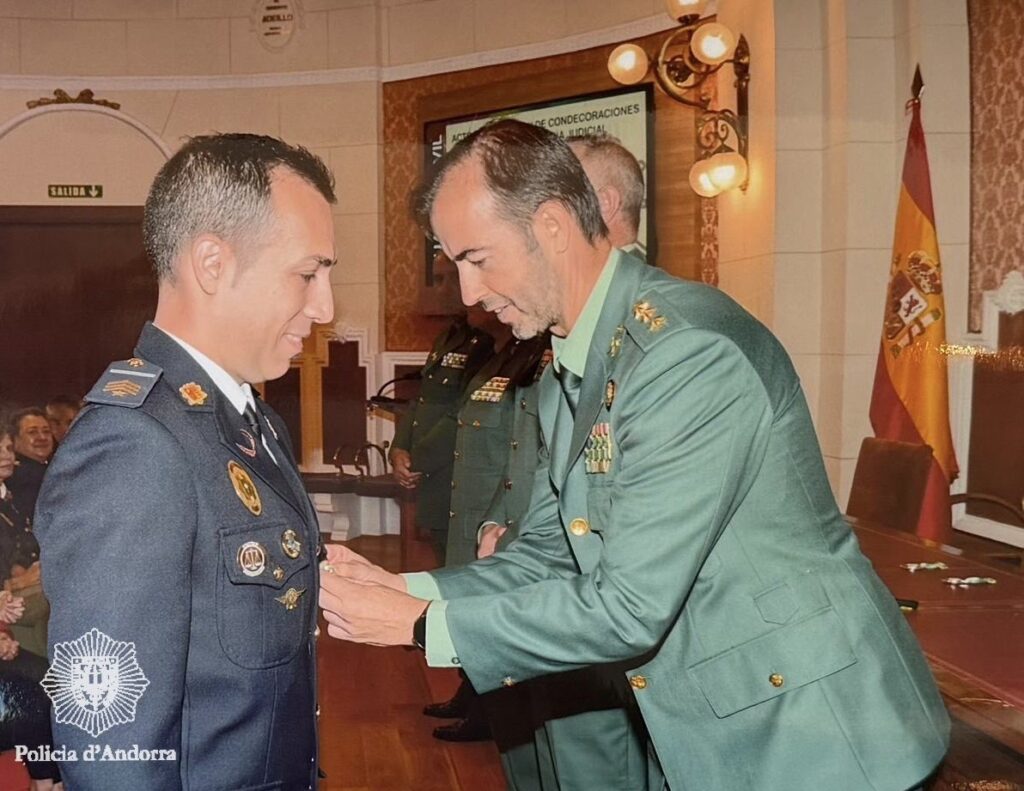 L'entrega de la distinció. Foto: Policia d'Andorra