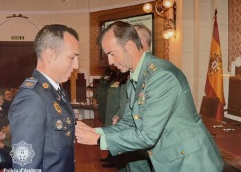 L'entrega de la distinció. Foto: Policia d'Andorra