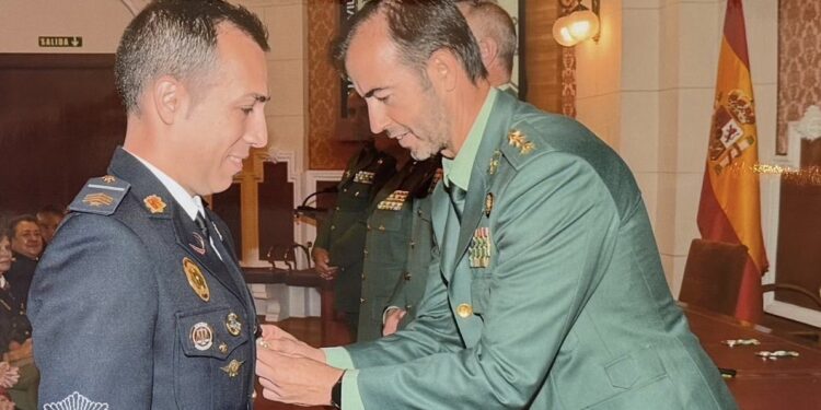 L'entrega de la distinció. Foto: Policia d'Andorra