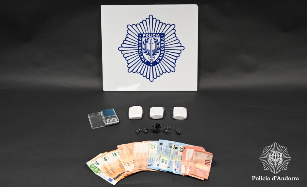 La droga i els diners comissats per la policia. Foto: Policia d'Andorra