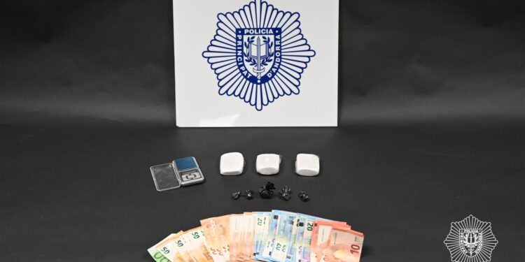 La droga i els diners comissats per la policia. Foto: Policia d'Andorra
