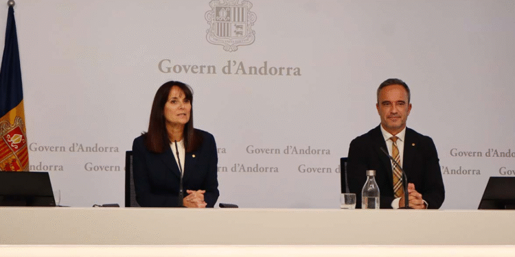 La ministra de Cultura, Joventut i Esports, Mònica Bonell, i el Secretari d'Estat de Joventut i Esports, Alain Cabanes.