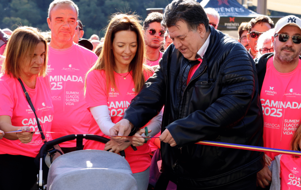 La ministra de Salut, Helena Mas, tallant la cinta de la caminada contra el càncer, juntament amb el pressident de l'Assandca, Josep Saravia.