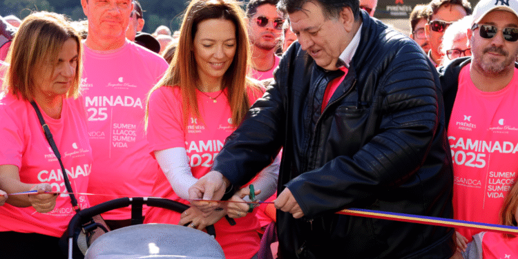 La ministra de Salut, Helena Mas, tallant la cinta de la caminada contra el càncer, juntament amb el pressident de l'Assandca, Josep Saravia.