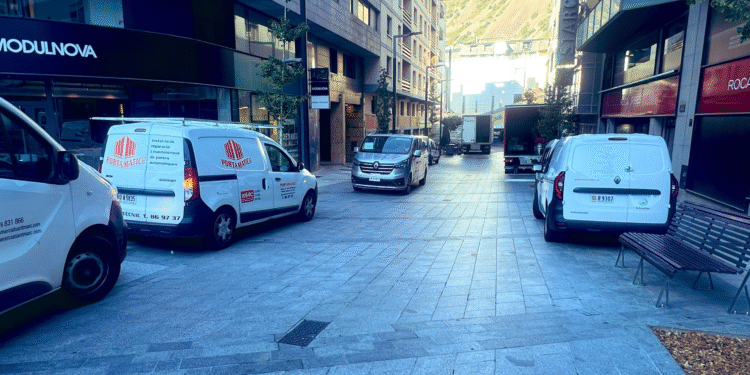 Queixes pels múltiples vehicles que aparquen al carrer peatonal Prat Primer