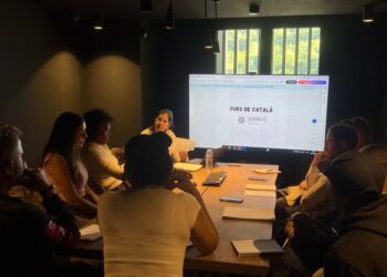 Primeres classes de català als empleats del casino. Foto: Unnic
