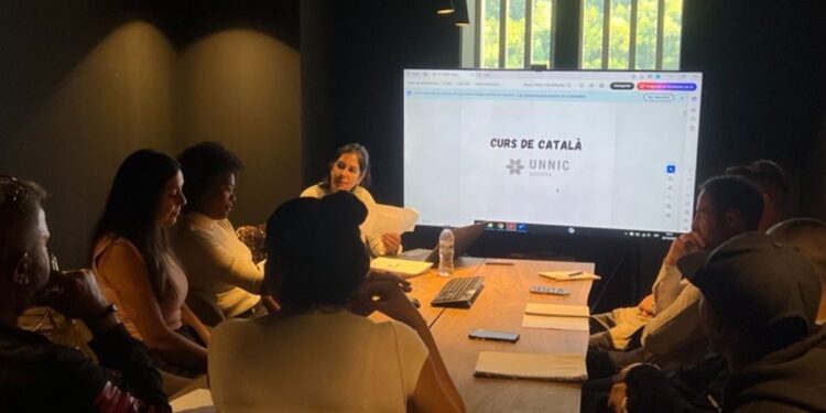 Primeres classes de català als empleats del casino. Foto: Unnic