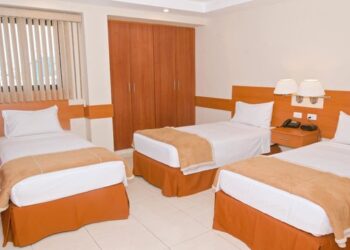 Habitació d'hotel amb tres llits. Foto: Google.