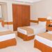 Habitació d'hotel amb tres llits. Foto: Google.