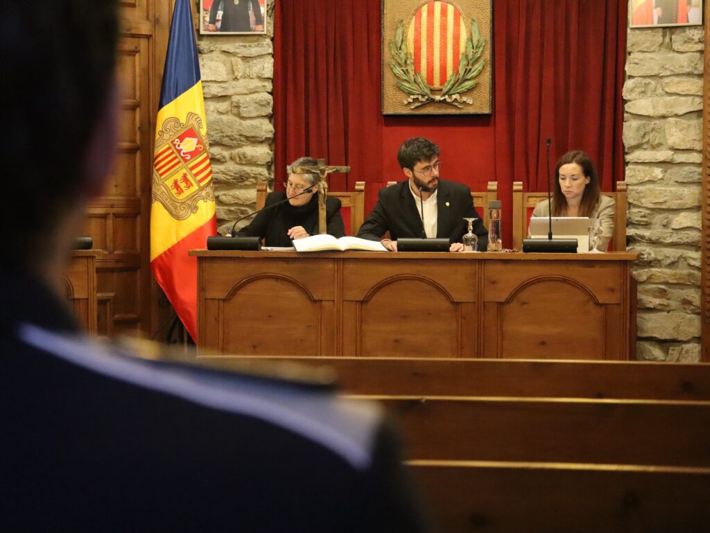 El cònsol major, Cerni Cairat, i la cònsol menor, Sofia Cortesao, durant el Consell de Comú de Sant Julià de Lòria. Foto: I. M. (ANA)