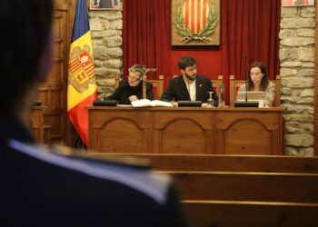El cònsol major, Cerni Cairat, i la cònsol menor, Sofia Cortesao, durant el Consell de Comú de Sant Julià de Lòria. Foto: I. M. (ANA)