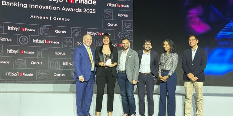 Representants de Creand durant l'entrega del reconeixement. Foto: Creand