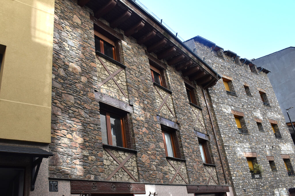 L'edifici a Roureda de Sansa 13 que el comú rebrà en cessió. Foto: M. F. (ANA)