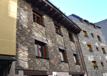 L'edifici a Roureda de Sansa 13 que el comú rebrà en cessió. Foto: M. F. (ANA)