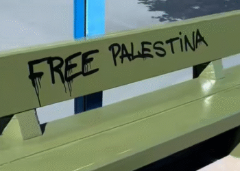 "Free Palestina" escrit a un banc d'Andorra.